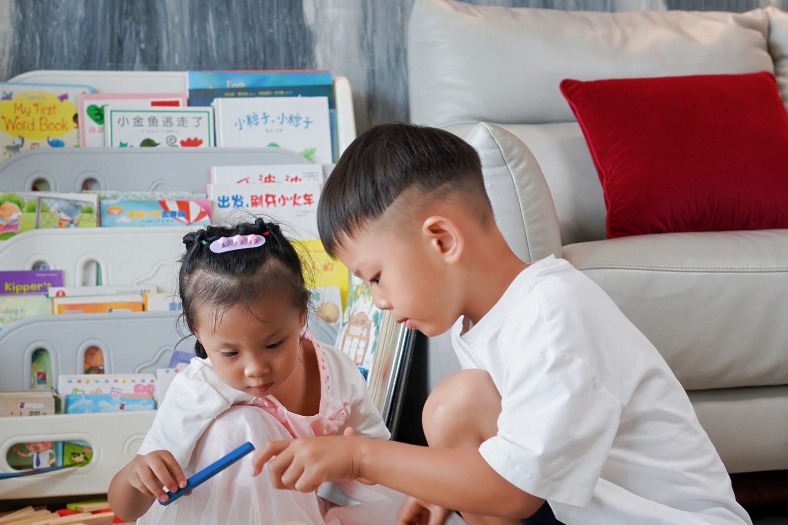 大孩子带小小孩